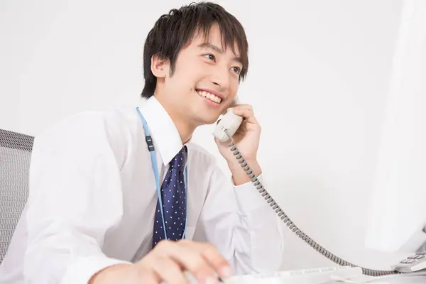 Sorridente Giovane Uomo Affari Che Parla Telefono Suo Posto Lavoro — Foto Stock