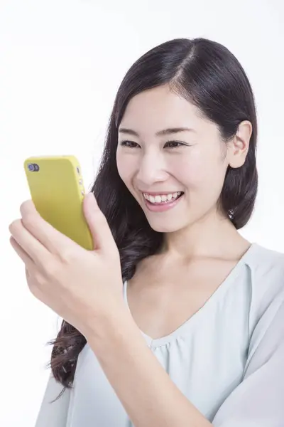 Ung Asiatisk Kvinna Som Använder Mobiltelefon Isolerad Vit Bakgrund Studio — Stockfoto