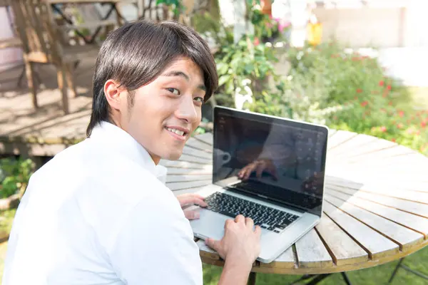 Azjatycki Biznesmen Pracuje Laptopie Zewnątrz — Zdjęcie stockowe