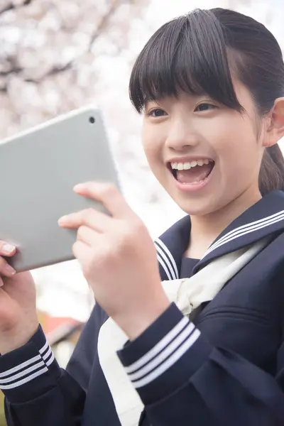 Πορτρέτο Του Όμορφου Ιάπωνα Φοιτητή Χρησιμοποιώντας Tablet Στο Δρόμο — Φωτογραφία Αρχείου