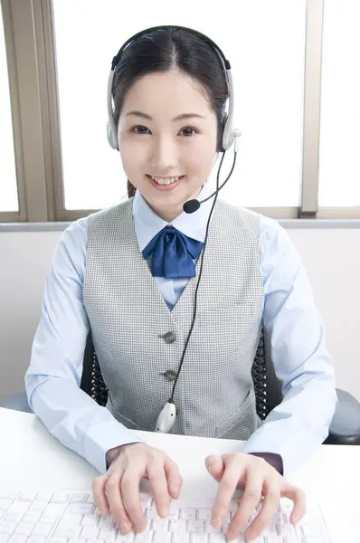 ヘッドセットが付いているアジアのカスタマー サービスの女性の代理店 — ストック写真