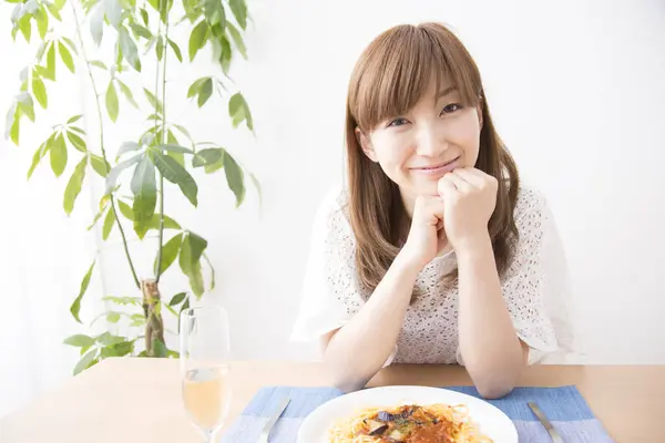 Hermosa Mujer Japonesa Con Espaguetis Casa —  Fotos de Stock