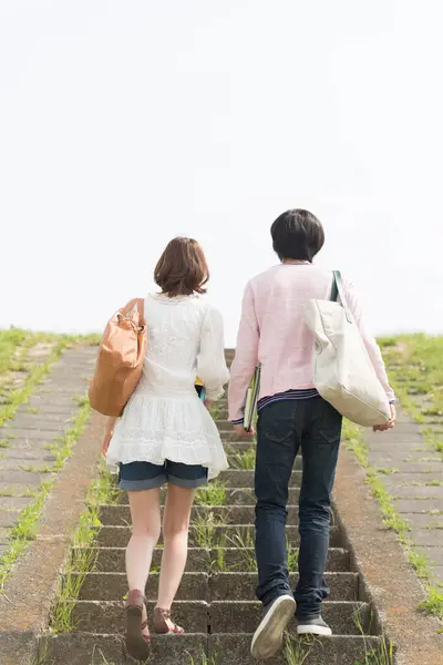 Para Szczęśliwych Młodych Japońskich Studentów Spędzających Razem Czas Łonie Natury — Zdjęcie stockowe