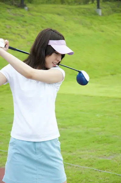 若い美しいアジア女性ゴルフプレーヤー — ストック写真