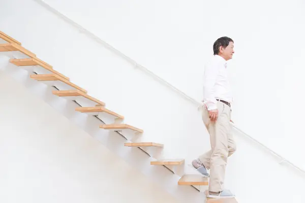 Üst Düzey Asyalı Beyaz Gömlekli Adam Merdivenlerde Yürüyor — Stok fotoğraf