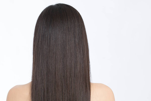 молодая женщина с красивыми черными волосами
.