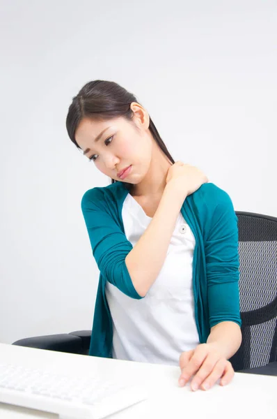 年轻的亚洲女性肩痛 — 图库照片