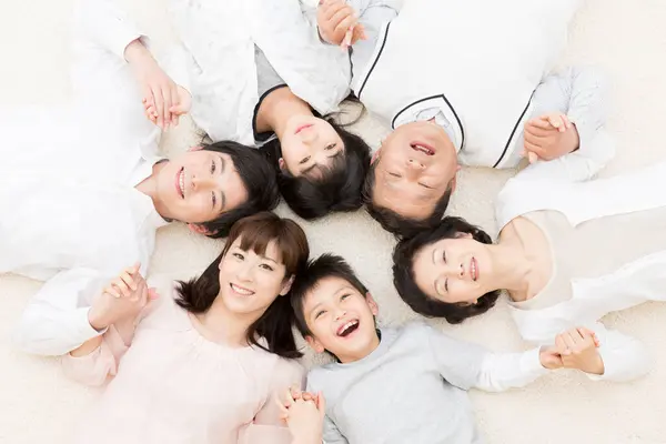 Ευτυχισμένη Οικογένεια Ασίας Στο Σπίτι — Φωτογραφία Αρχείου