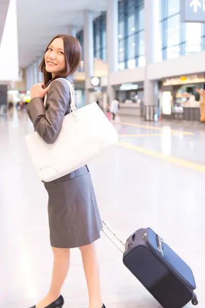 Krásná Japonská Žena Zavazadly Terminálu Letiště — Stock fotografie