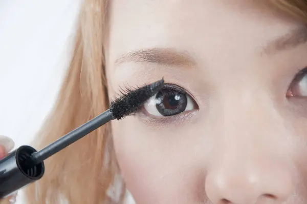 Hermosa Mujer Asiática Aplicando Maquillaje Usando Rímel — Foto de Stock
