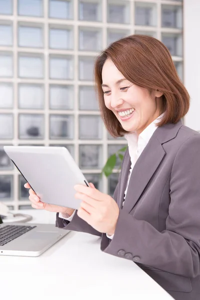 Japanese Businesswoman Suit Using Tablet Office — Stock Photo, Image