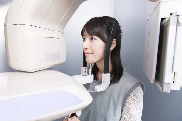 女病人做牙科计算机断层扫描 在正畸X光机的帮助下 在诊所接受X光牙检查的妇女 — 图库照片