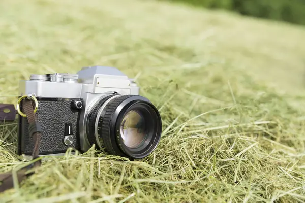 Old Camera Green Grass Background — Stock Photo, Image