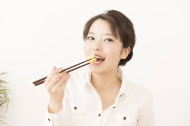 Güzel Japon kadın öğle yemeği yiyor.