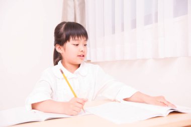 Asyalı kız evde çalışıyor.