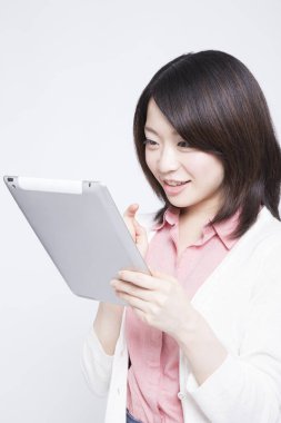 Dijital tabletli genç kadın