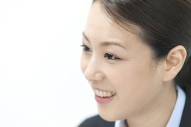 Stüdyoda gülümseyen genç kadının portresi 