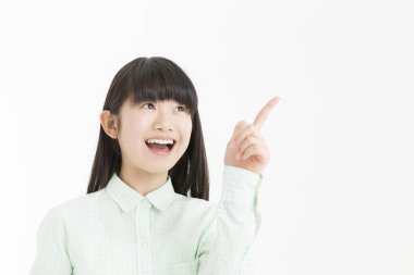 Genç Asyalı kız öğrenci beyaz arka planda parmak göstererek izole edilmiş. 
