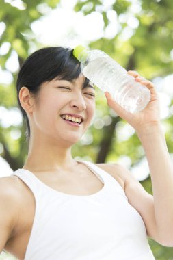 Egzersiz sonrası su içen kadın