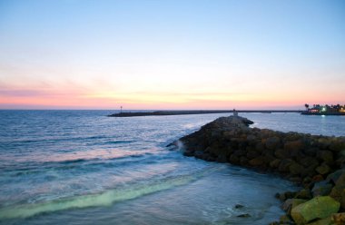 Güzel deniz ve gün batımı manzarası 
