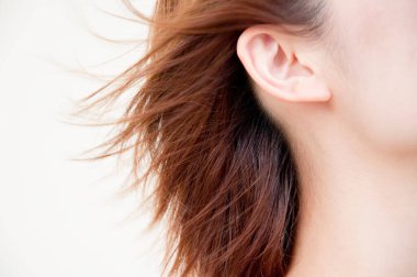 Beyaz arka planda güzel saçları olan genç bir kadın.