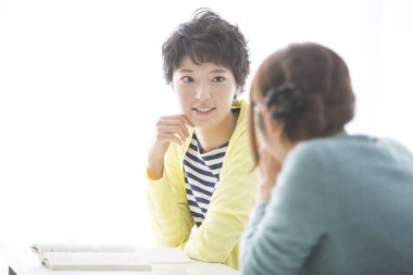 Üniversitede konuşan genç kadınlar