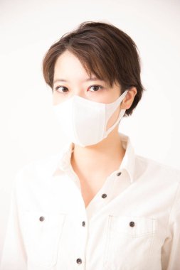 Yüz maskeli genç Asyalı kadın.