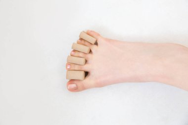 Pedikürlü kadın ayakları