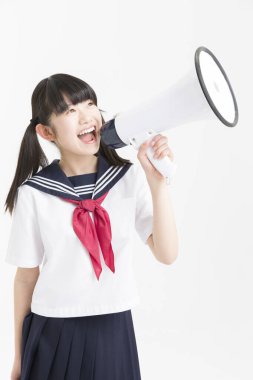 Hoparlörlü güzel Japon kız öğrencinin portresi.