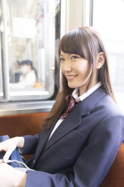 Üniformalı genç Asyalı kadın öğrencinin portresini yakından çek.