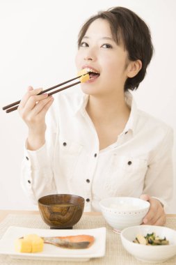 Güzel Japon kadın öğle yemeği yiyor.