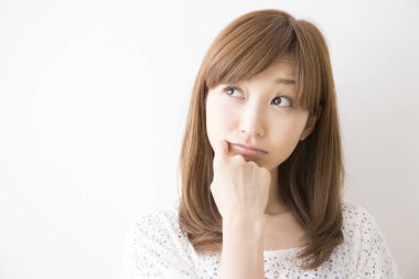 Ona kendini beyaz zemin üzerine küçük aynaya bakmak genç bir kadın 