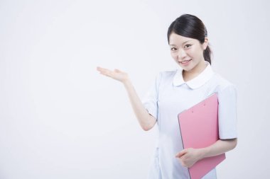 Beyaz üniformalı güzel Asyalı doktorun portresi.