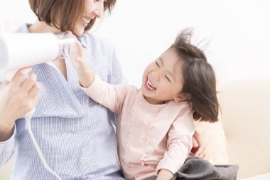 Genç Asyalı anne ve kızı