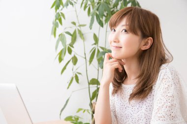 Evde dizüstü bilgisayarla çalışan bir kadın. 