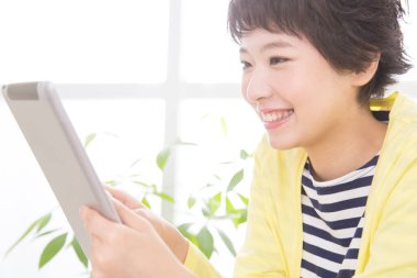 Asyalı kadın tablet kullanma  