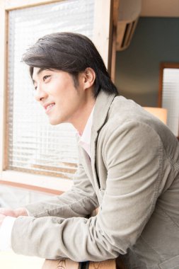 Karizmatik bir Asyalı profesyonelin fotoğrafı..