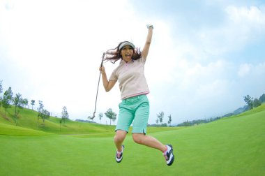 Genç, güzel Asyalı kadın golfçü 