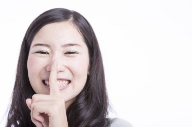 Beyaz tenli güzel Asyalı kadının portresi.