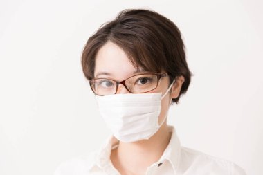 Asyalı kadın giyiyor yüz maskesi