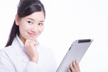 Tabletli Asyalı kadın doktor.