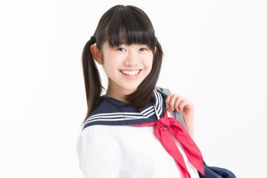 Beyaz arka planda okul üniformalı güzel genç bir öğrencinin portresi.