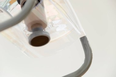 Hastanedeki bir tıbbi lambanın yakın görüntüsü.