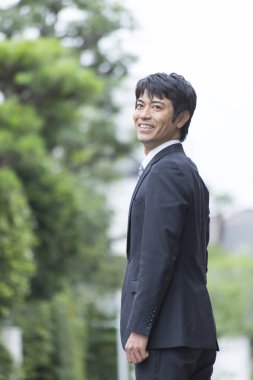 Şehirdeki genç Asyalı iş adamı.