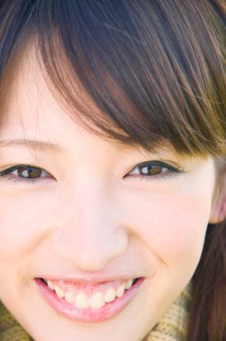 kameraya gülümseyen kadın portresi