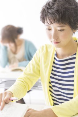 Not defterine Asyalı öğrenci yazısı