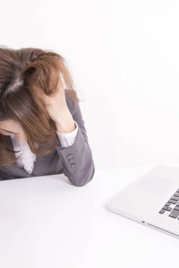 Ofisteki stresli Japon iş kadını portresi.