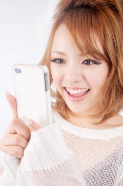 Akıllı telefon kullanan Asyalı kadın, stüdyo fotoğrafı.