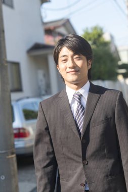 Asya işadamı şehirde yürüyüş