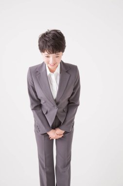 Stüdyoda poz veren genç bir iş kadınının portresi